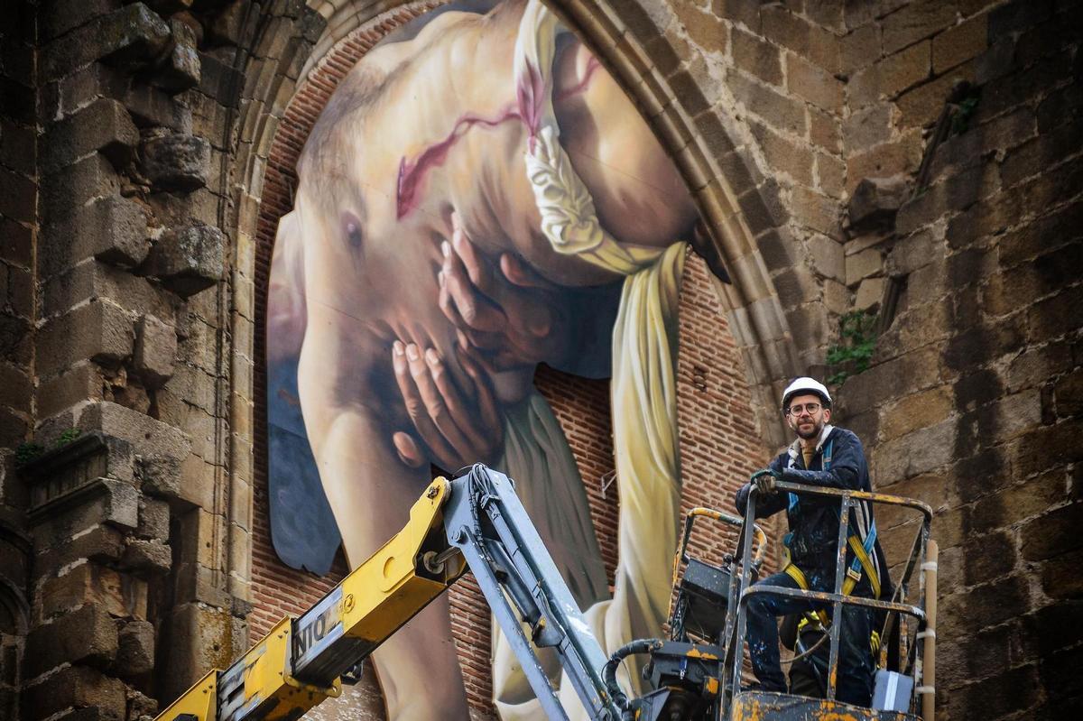 Jesús Mateos Brea, con su Descendimiento, en la catedral de Plasencia.