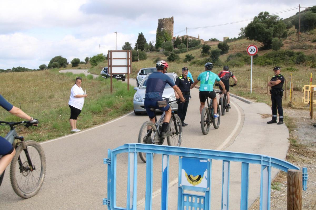 Un grup de ciclistes travessant la barrera d'accés al cap de Creus per Roses