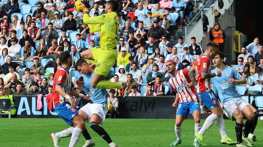 Gazzaniga salta sobre Carlos Domínguez para despejar un balón en el área del Girona. //  ALBA VILLAR