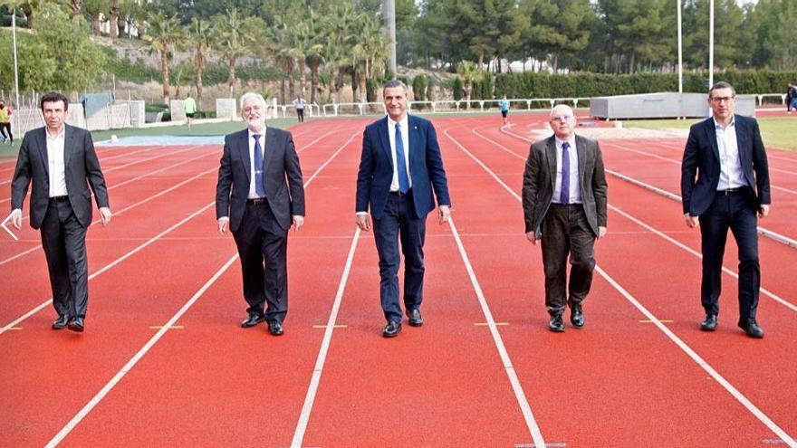 Los candidatos juntos en la pista de atletismo de la UMU