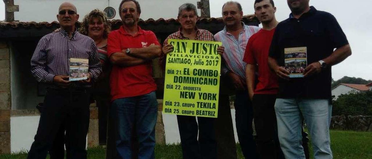 Por la izquierda, César González, Eva Huerta, Alonso Gancedo, Juan Manuel Huerta, Juan Manuel Palacio, Edu Llosa y Pablo Teja, ante la capilla de San Justo.