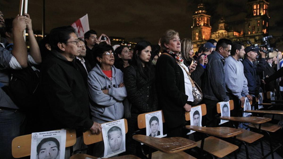 Miles de mexicanos se manifiestan para exigir la aparición de los 43 estudiantes de Iguala, este miércoles en Ciudad de México.