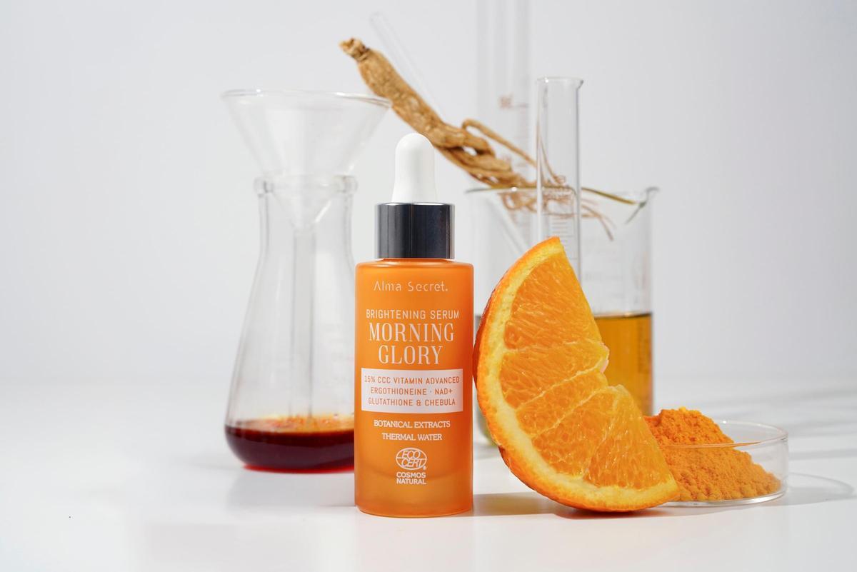 La clave del producto está en que no recurre a una única forma de Vitamina C, sino a tres derivados estables y complementarios.
