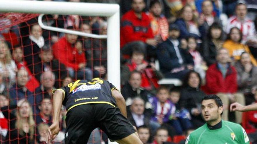 Valdo marca el primer gol del Levante.