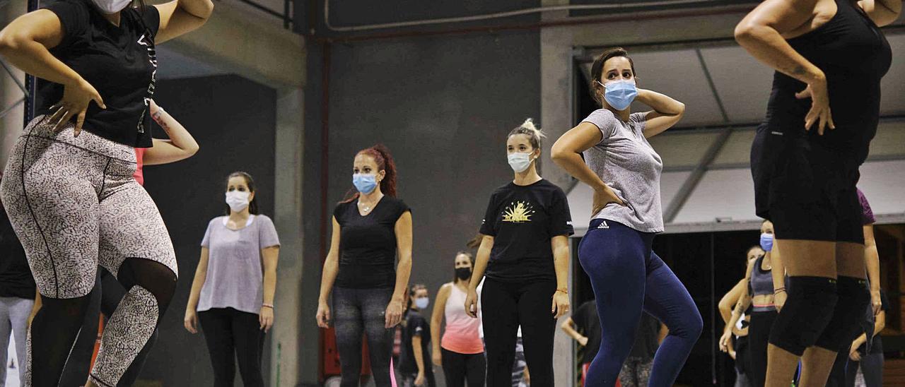 Componentes de Tropicana reciben clases de baile en su ‘nave de Carnaval’ para preparar su regreso.