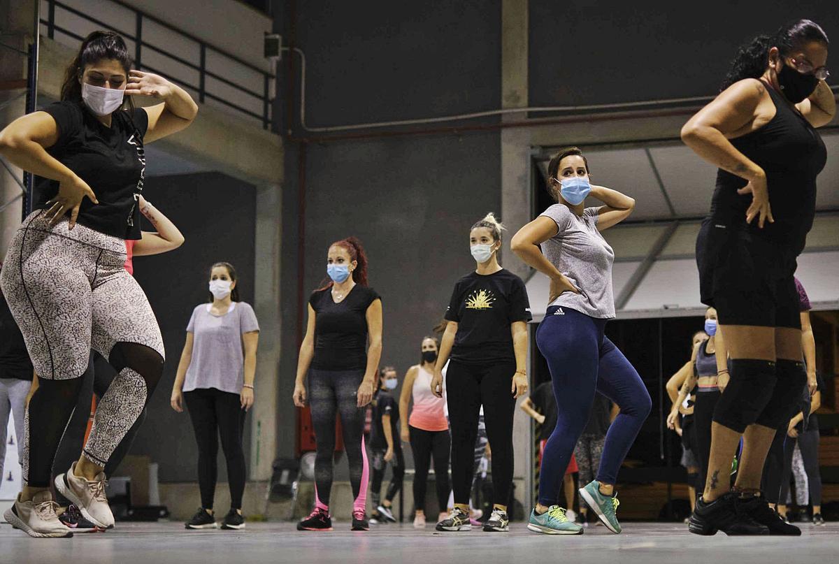 Componentes de Tropicana reciben clases de baile en su ‘nave de Carnaval’ para preparar su regreso.