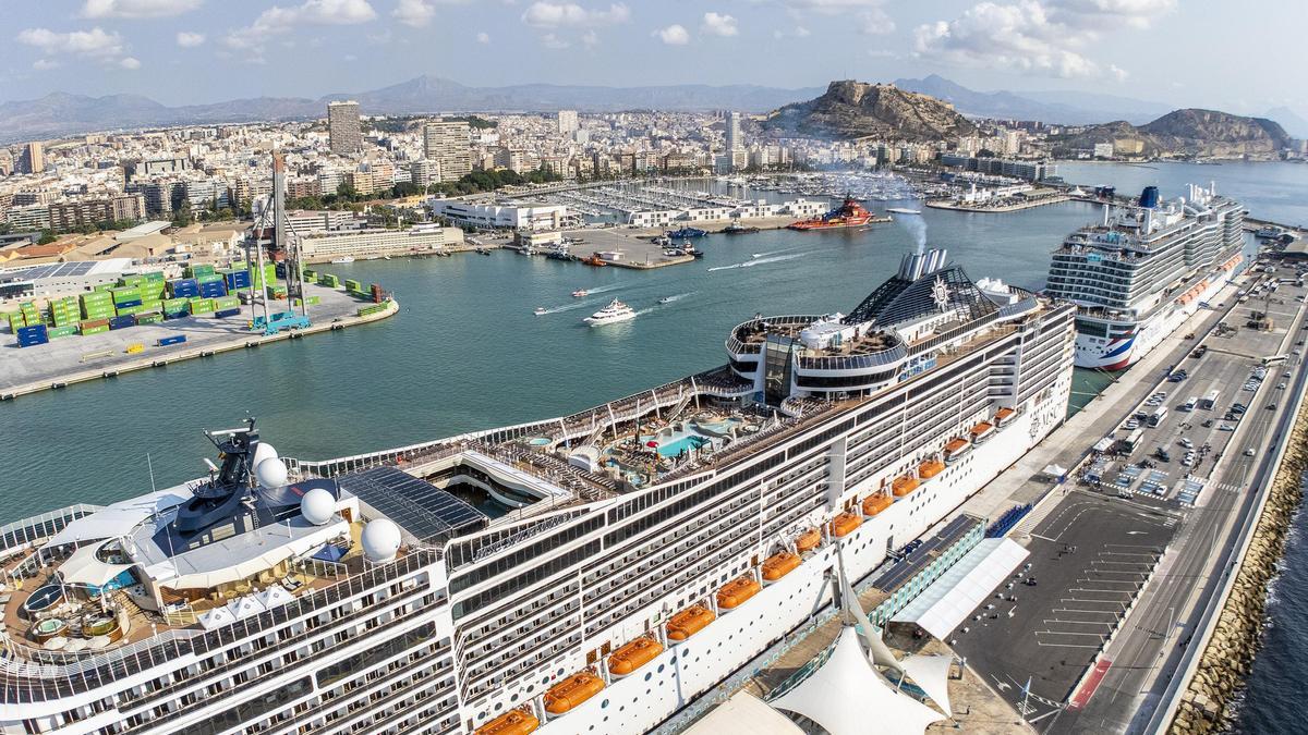 Dos cruceros atracan en el Puerto de Alicante