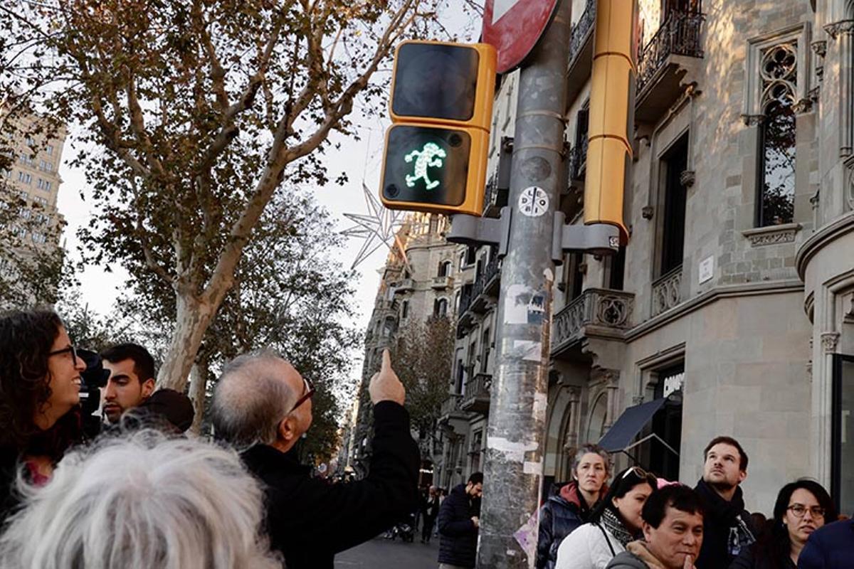 Los semáforos de Mortadelo y Filemón llegan al centro de Barcelona