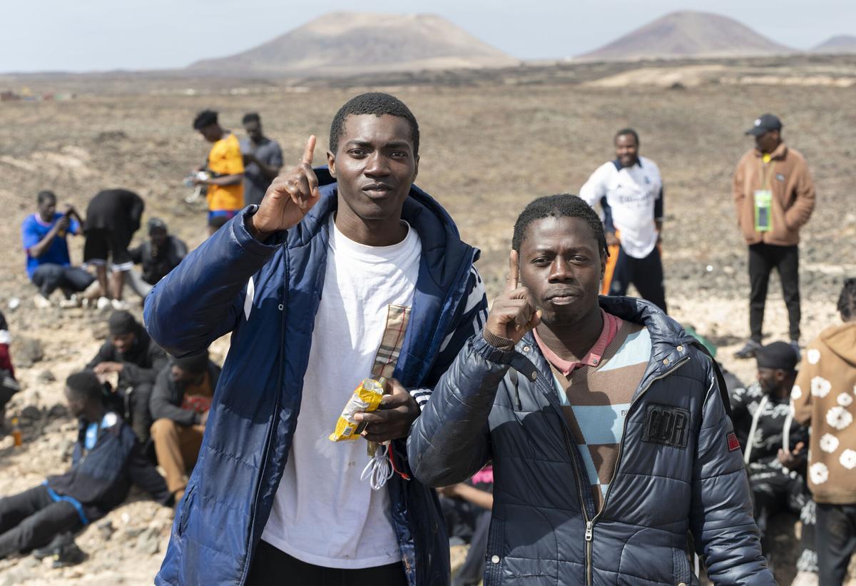 Una neumática con unos 50 migrantes llega a la costa de Teguise (Lanzarote) Una neumática con unos 50 migrantes llega a la costa de Teguise (Lanzarote)