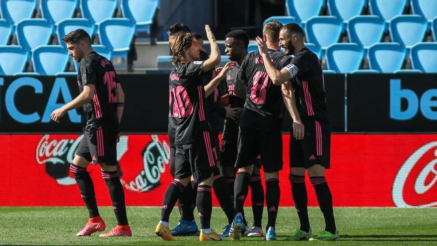 Los jugadores del Real Madrid celebran uno de los goles de Benzema