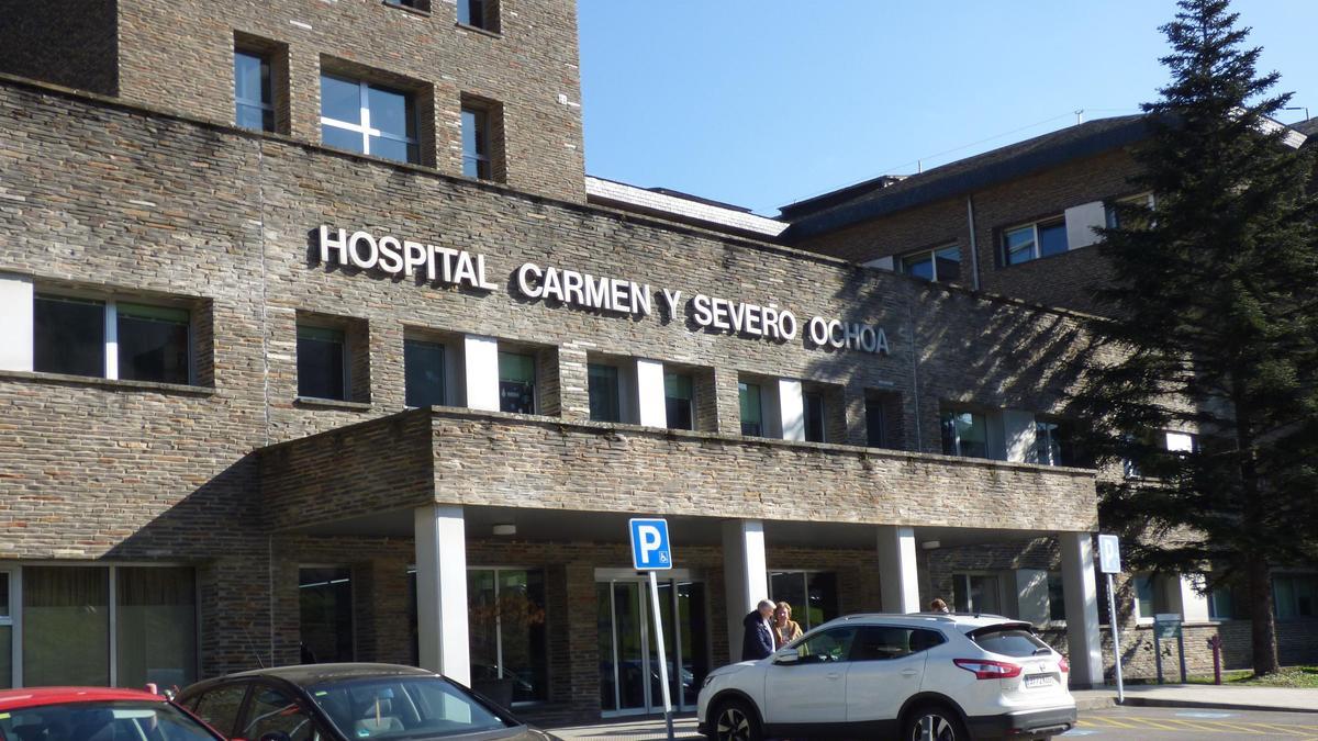 Entrada al Hospital Carmen y Severo Ochoa, en Cangas del Narcea.
