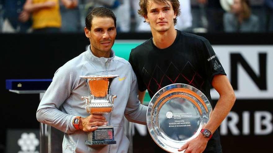 Rafa Nadal posa con su rival en la final de ayer Alexander Zverez.