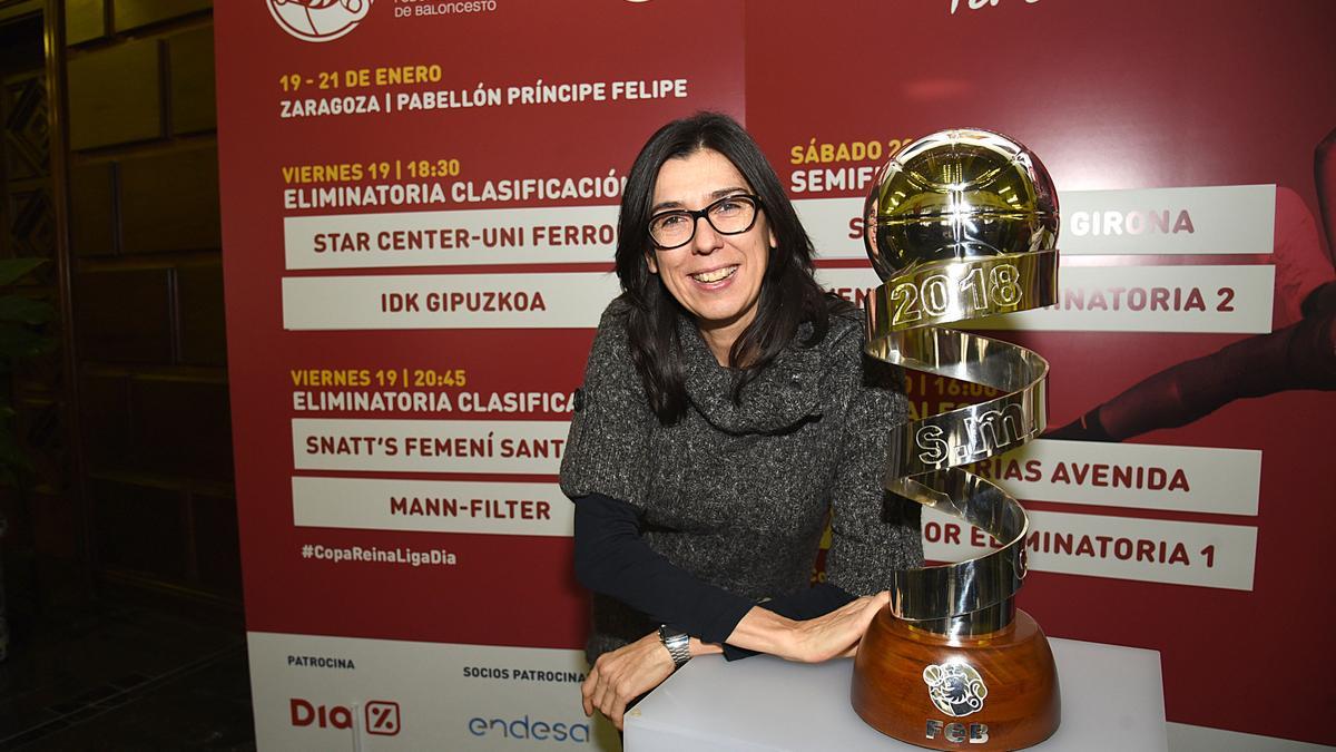 Pilar Valero, campeona en 1990, posa con la Copa de 2018.