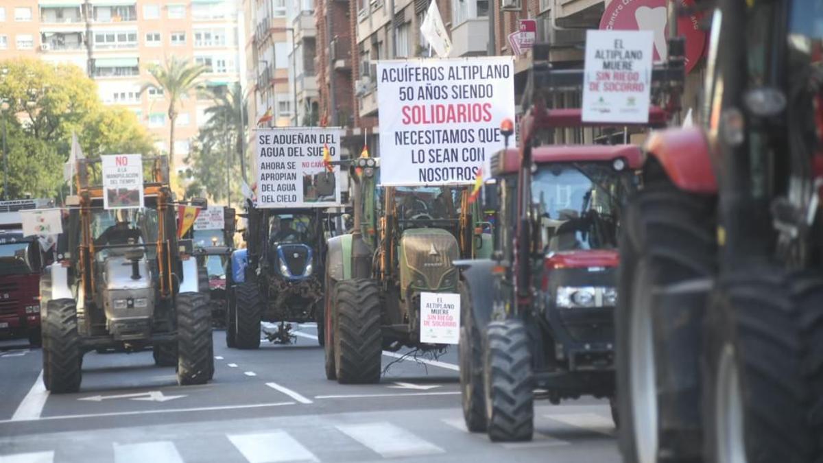 Estas son las imágenes que nos ha dejado la manifestación de agricultores en Murcia.