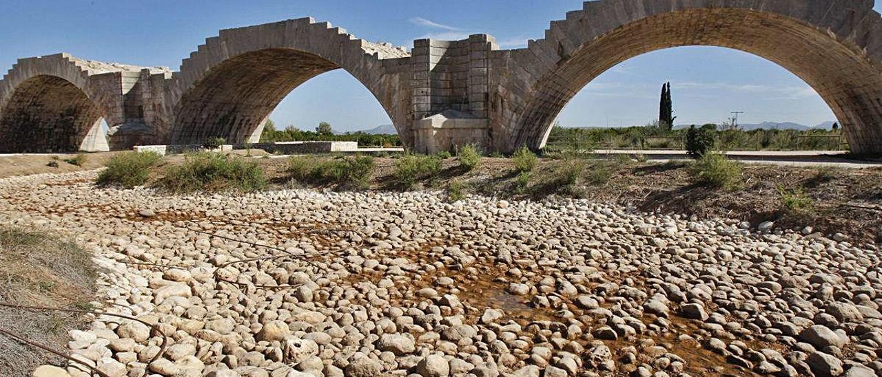 El Pont del Rei de Gavarda es uno de los enclaves visibles en las rutas junto al Xúquer.