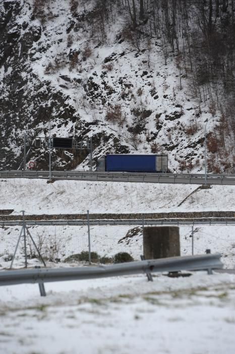 La nieve provoca restricciones en el Huerna y cadenas en 13 puertos