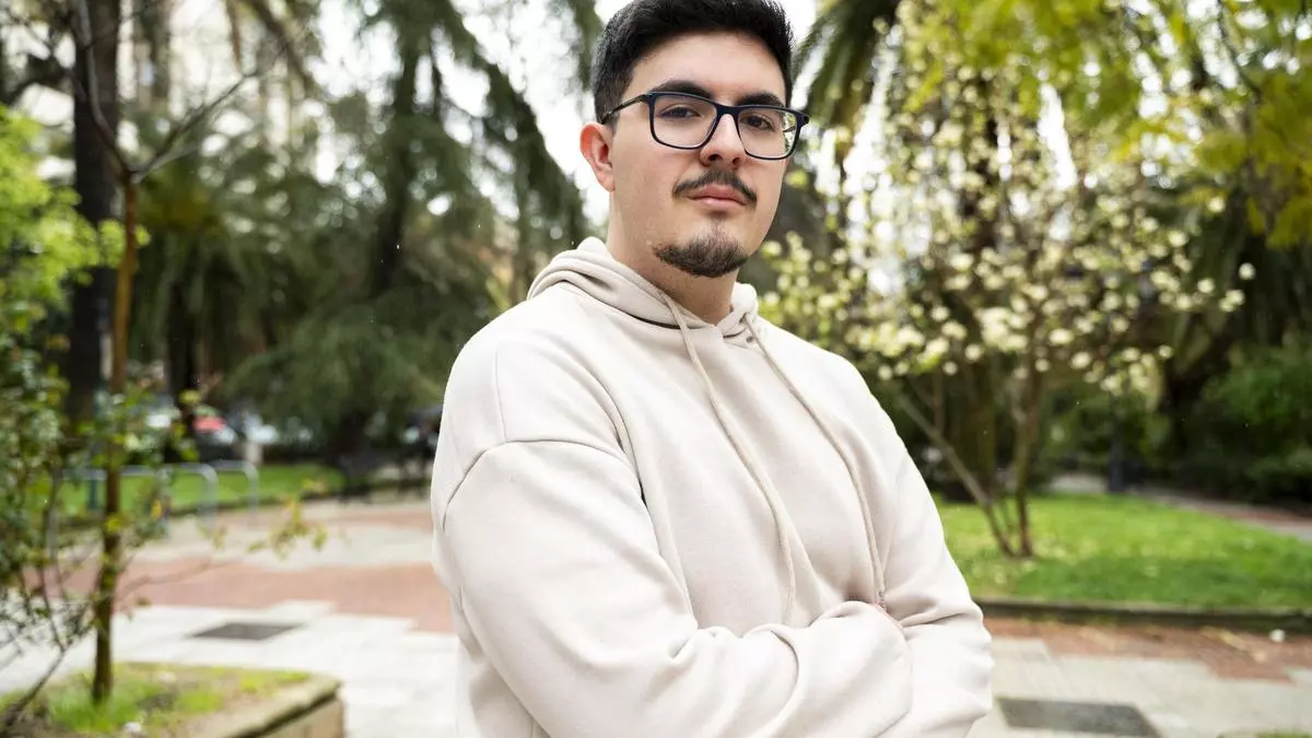 Diego Domínguez «Oculté a mis padres que había escrito un libro de poesía para darles una sorpresa y que se sintieran orgullosos»
