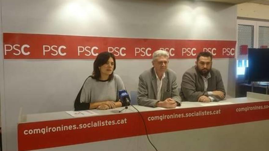 Montserrat Surroca (Units per Avançar), Rafel Bruguera i Marc Lamuà a la seu del PSC.