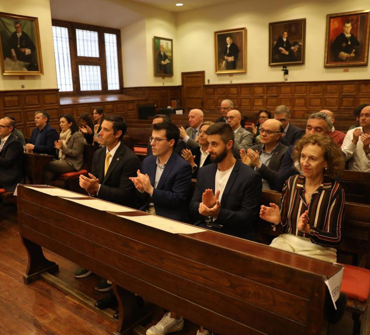 En primera fila, parte de los investigadores premiados y asistentes, ayer, en el edificio histórico de la Universidad de Oviedo. | L. M.