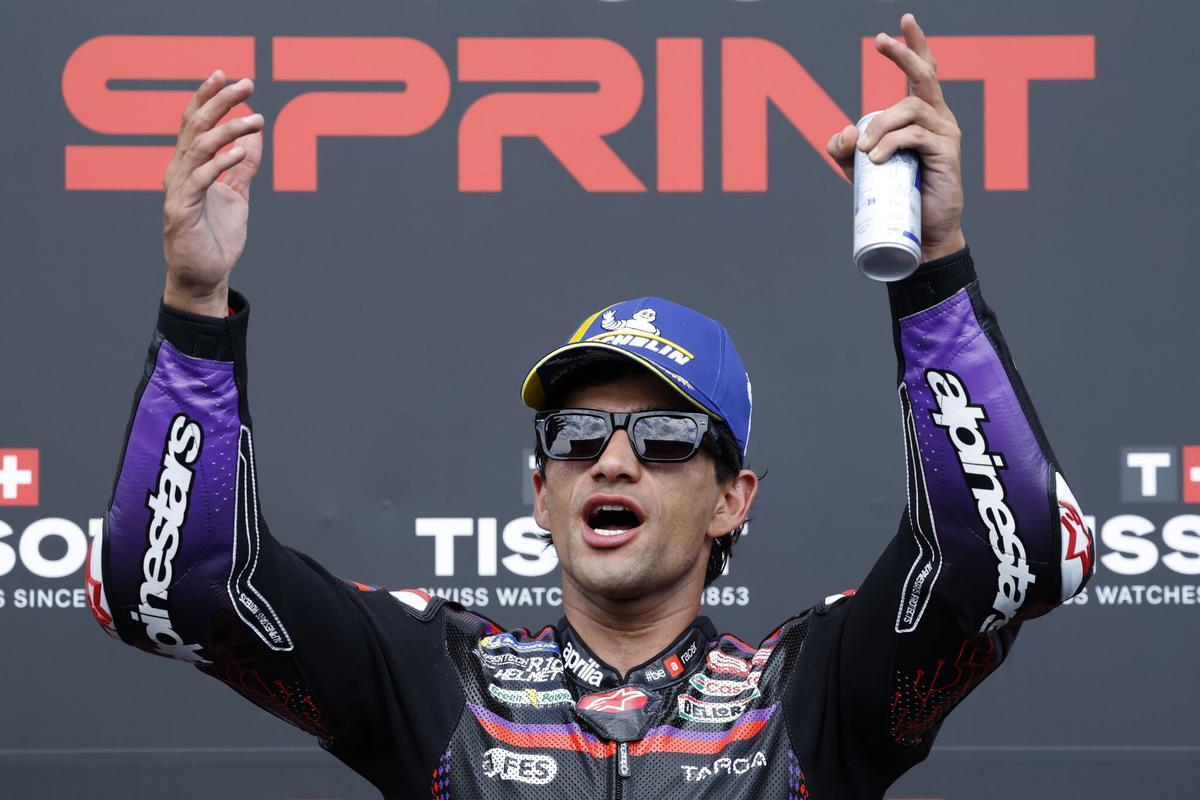 Le Mans (France), 09/05/2026.- Aprilia Racing rider Jorge Martin of Spain celebrates his win on the podium following the Sprint race of the French Motorcycling Grand Prix in Le Mans, France, 09 May 2026. (Motociclismo, Francia, España) EFE/EPA/YOAN VALAT