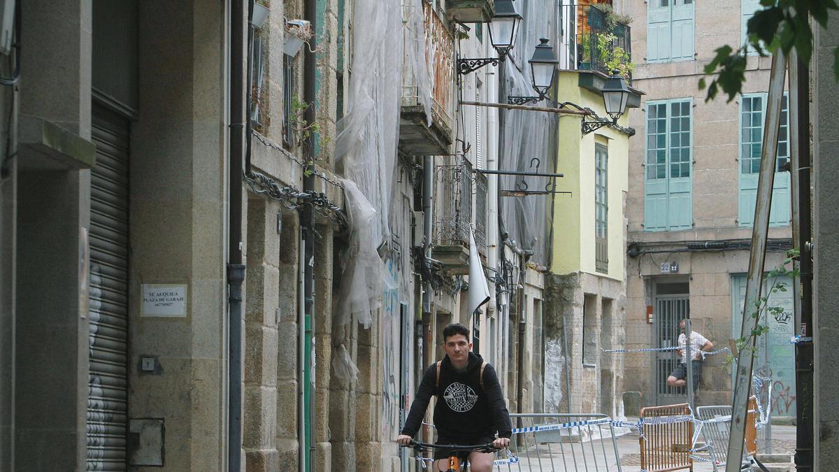 Paseando por una de las calles con edificios en mal estado e la zona histórica