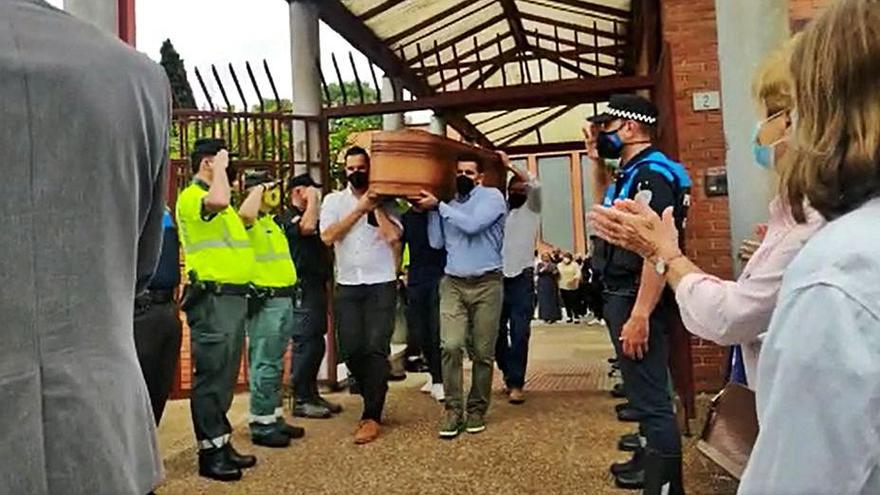 Pasillo de agentes escoltando el féretro y el sacerdote José Reinerio al inicio del funeral en San Pablo. | Á. G.