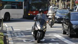 El RACC recolza una prova pilot per valorar si les motos han de circular pel carril bus a Barcelona