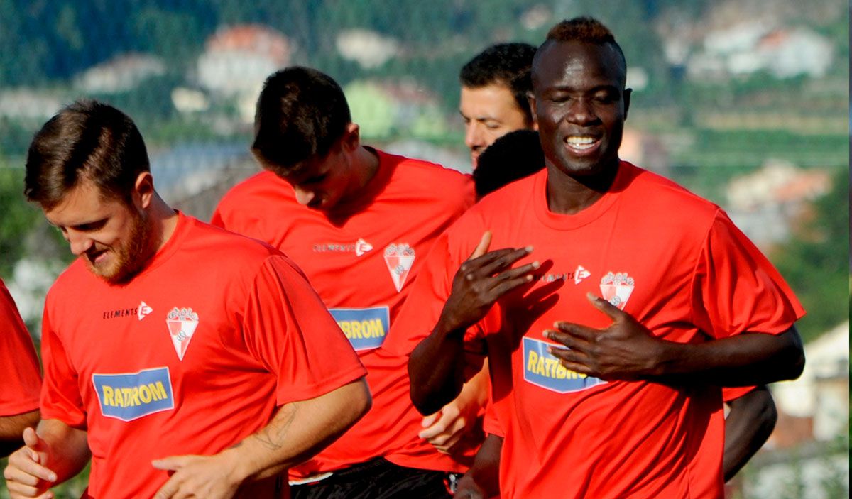 Oumar Sidibé, ayer entrenando con sus compañeros del Arosa