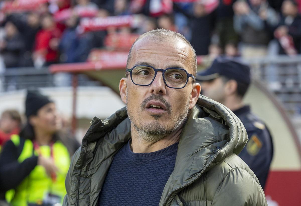 El entrenador del Hércules, Beto Company, durante el partido en la Nueva Condomina