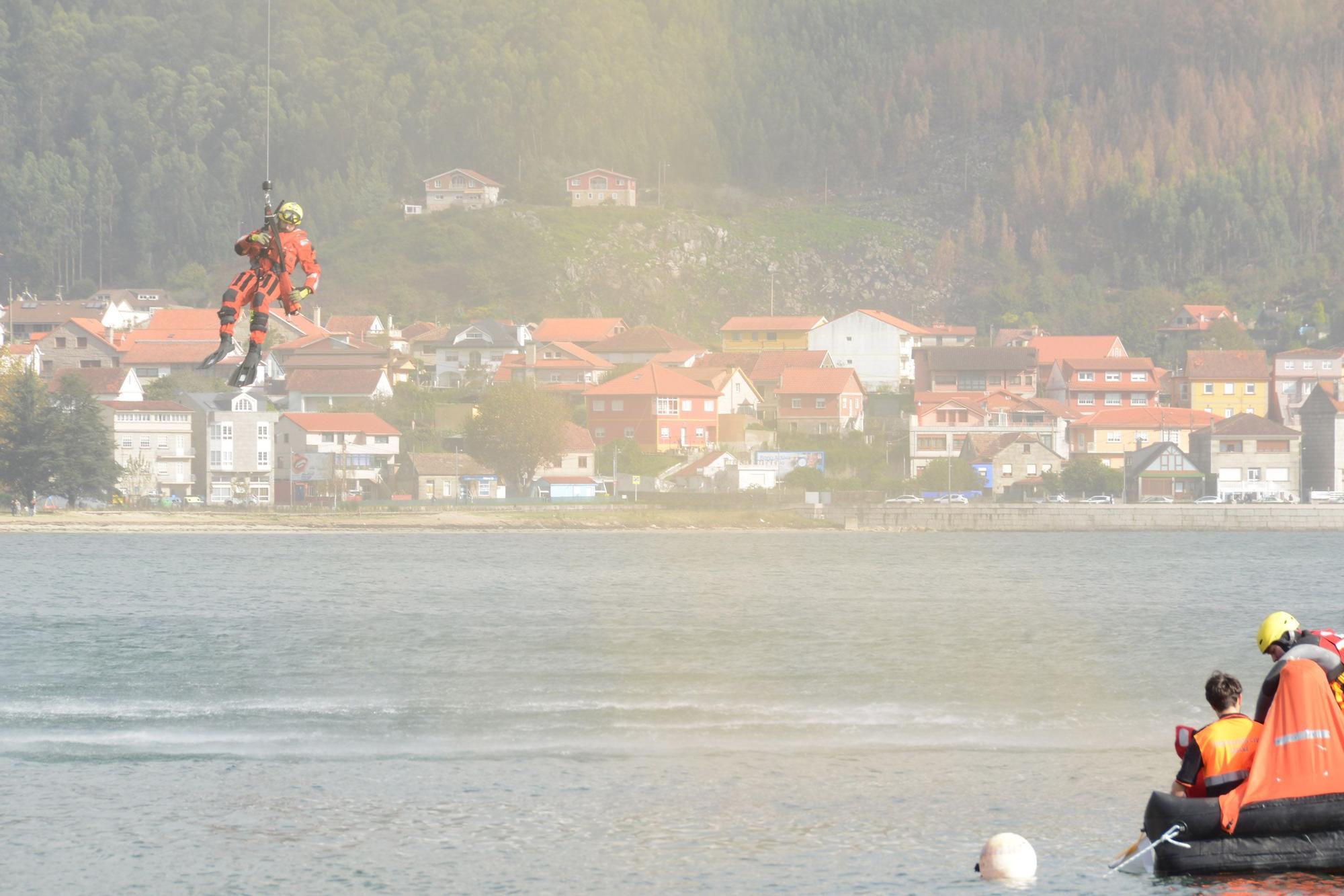 Escenas del simulacro de rescate frente a Moaña.