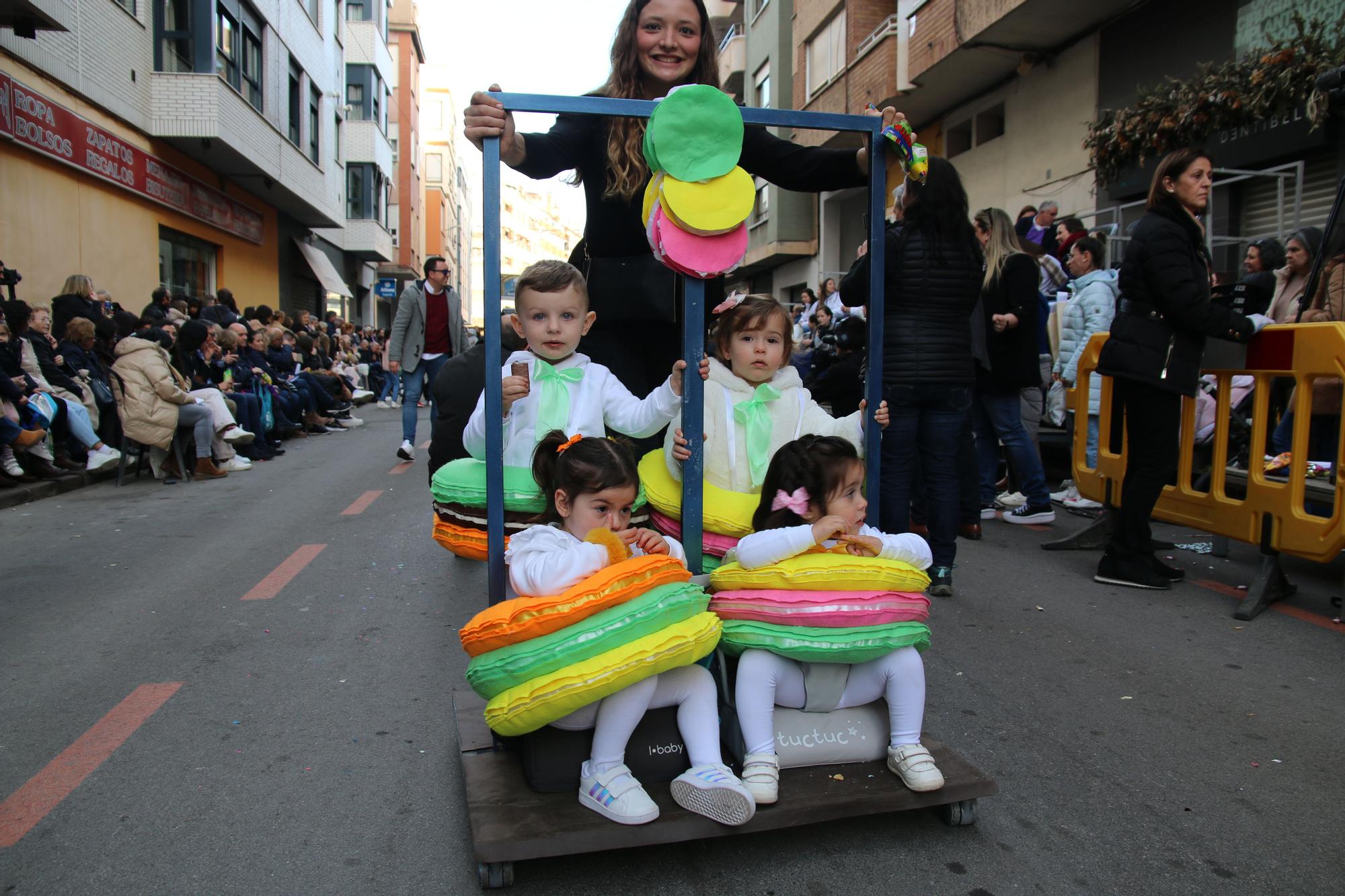 Búscate en las fotos del premio al Barri València en la cabalgata del Ninot infantil de Burriana