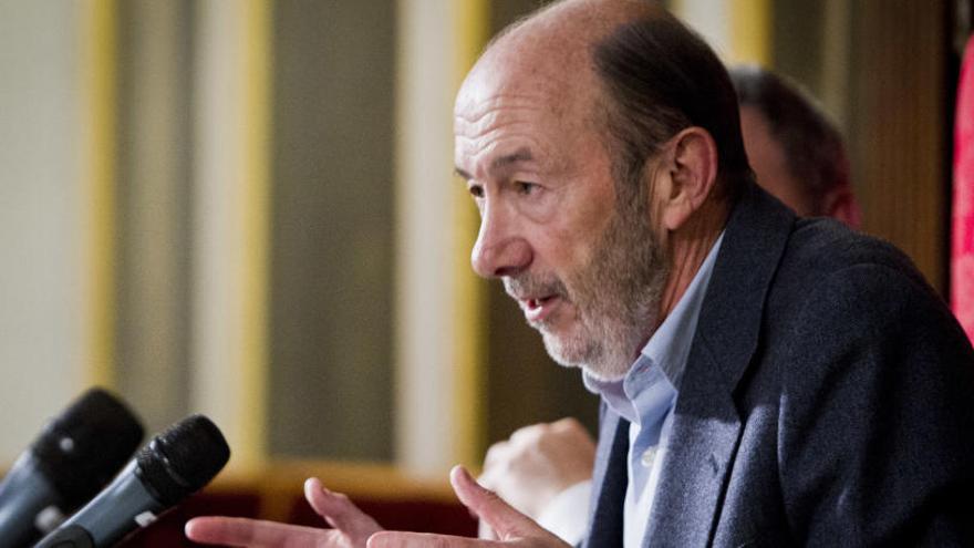 Rubalcaba: &quot;La moción es una trampa. ¿Iglesias se piensa que somos tontos?&quot;