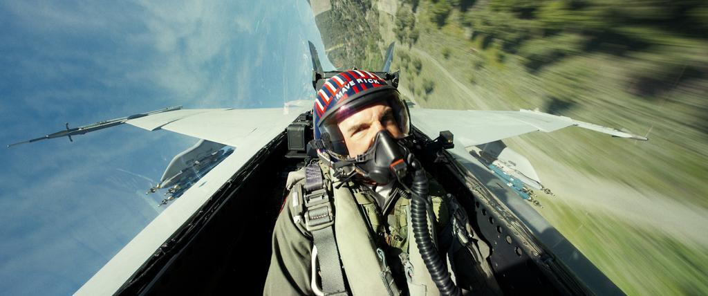 California vio como Tom Cruise volvía a subirse a un avión a realizar piruetas