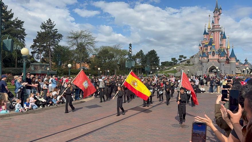 VÍDEO | La banda de la Escuela de Música de Toro participa en un desfile en Disneyland París