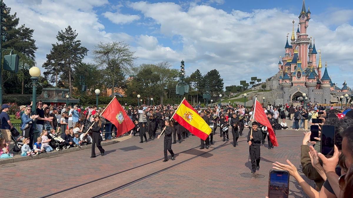VÍDEO | La banda de la Escuela de Música de Toro participa en un desfile en Disneyland París