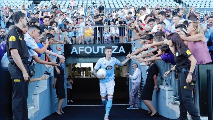 Así ha sido la presentación de Santi Mina en Balaídos