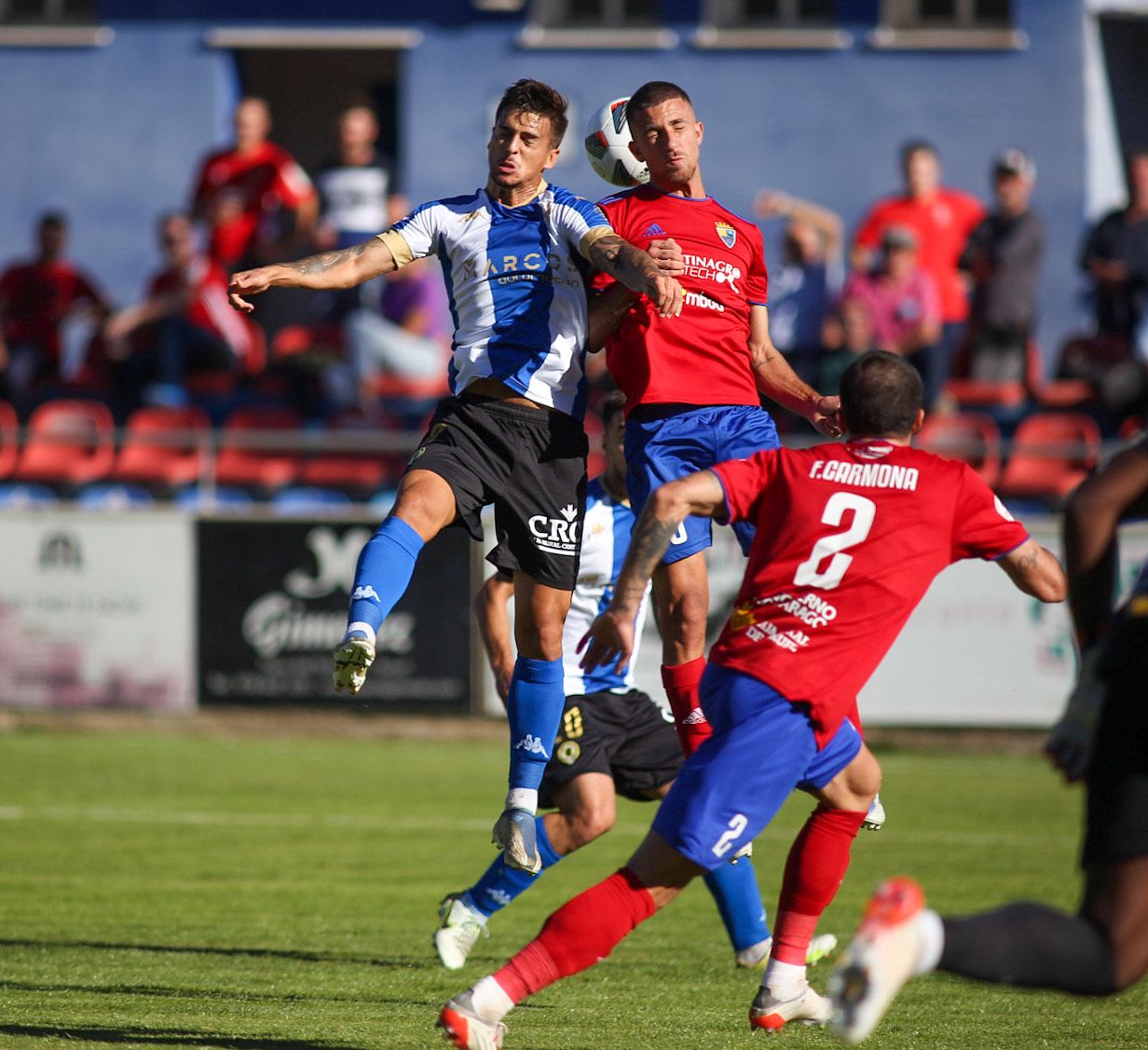 Villacañas alta con Julen para intentar ganar un balón dividido.