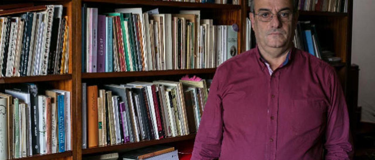 Nilo Palenzuela, en su biblioteca privada.