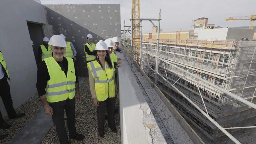 La conselleira de Vivenda, María Martínez allegue, en una visita a las obras en Valdecorvos.