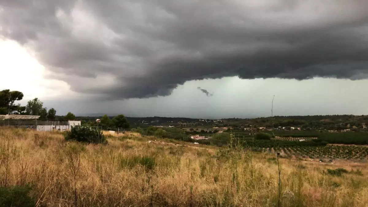 Las intensas tormentas con aparato eléctrico descargan más de 70 litros en el interior de Valencia