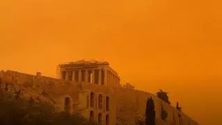 El cel d'Atenes es tenyeix de taronja pels núvols de pols del Sàhara