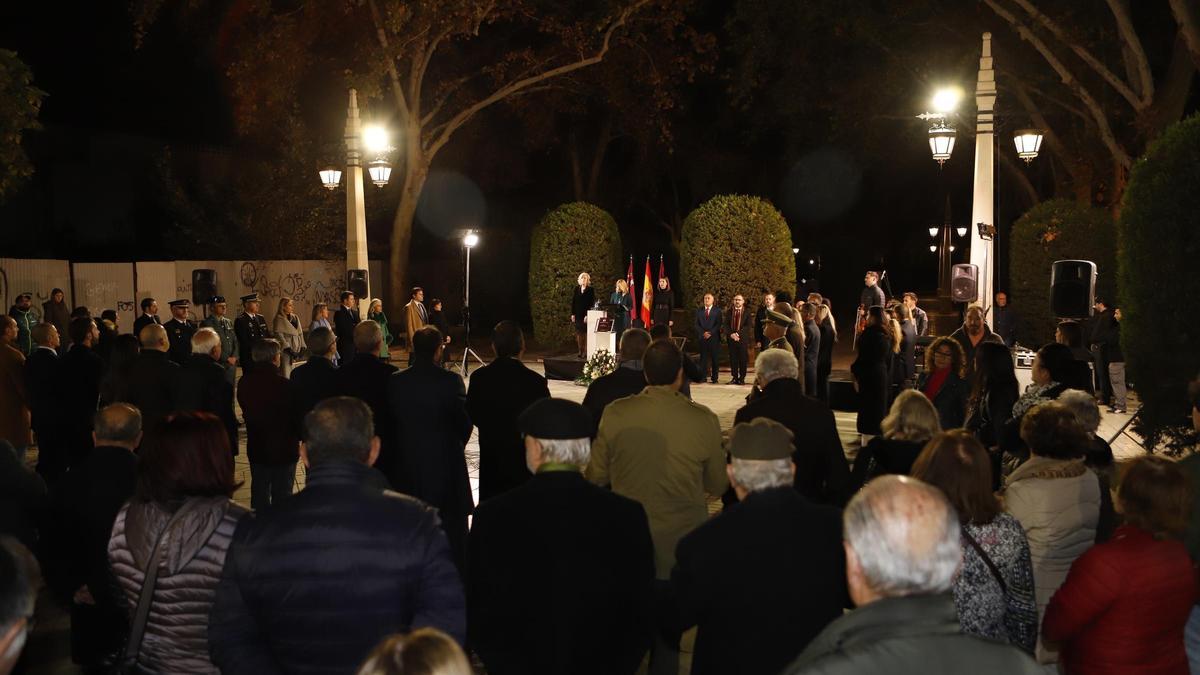 Decenas de personas participaban en el acto.