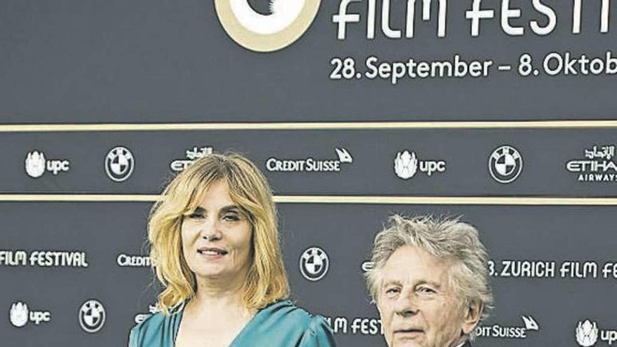 Polanski posa junto a su mujer, Emmanuelle Seigner.