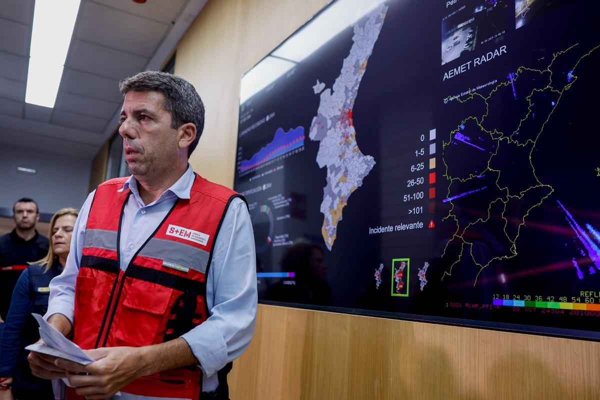 El expresident de la Generalitat Valenciana, Carlos Mazón, en una imagen posterior al día de la dana, captada en el Centro de Emergencias de l'Eliana.