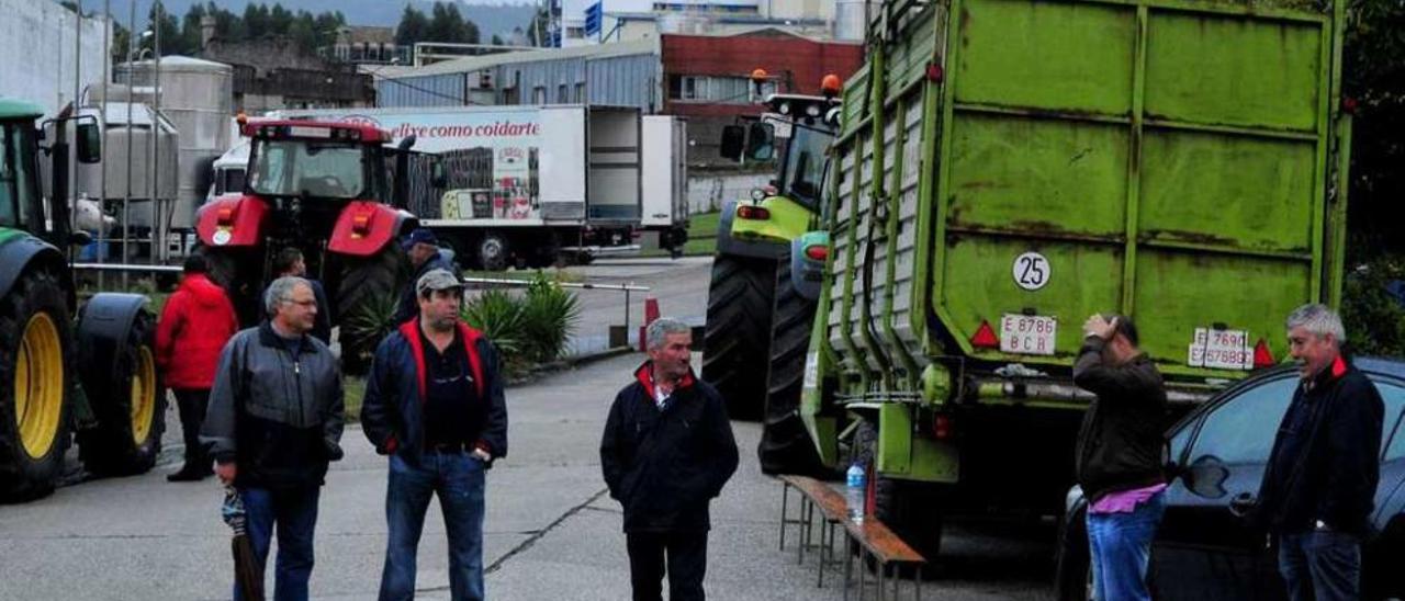 Ganaderos del Deza llevan más de 48 horas concentrados frente a Larsa, en Vilagarcía. // Iñaki Abella