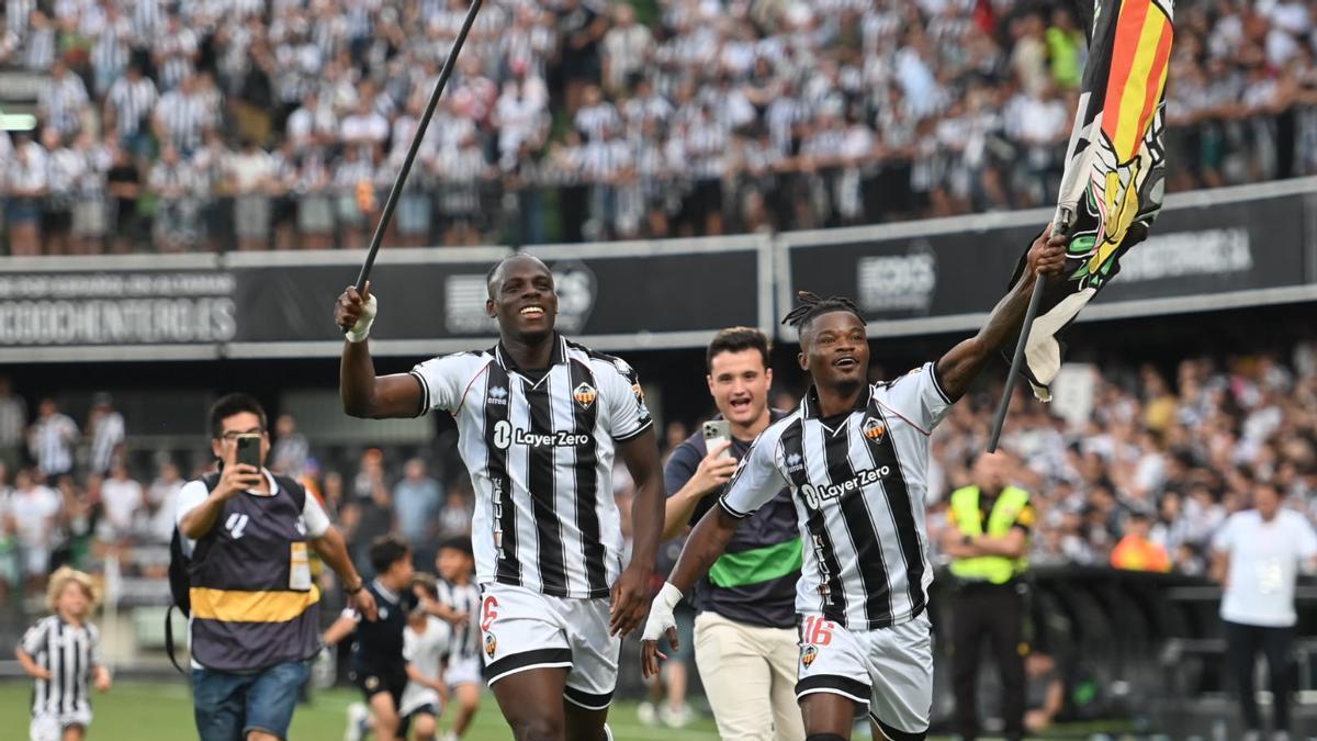 Doué y Cipenga celebrando el pase al 'play-off'.