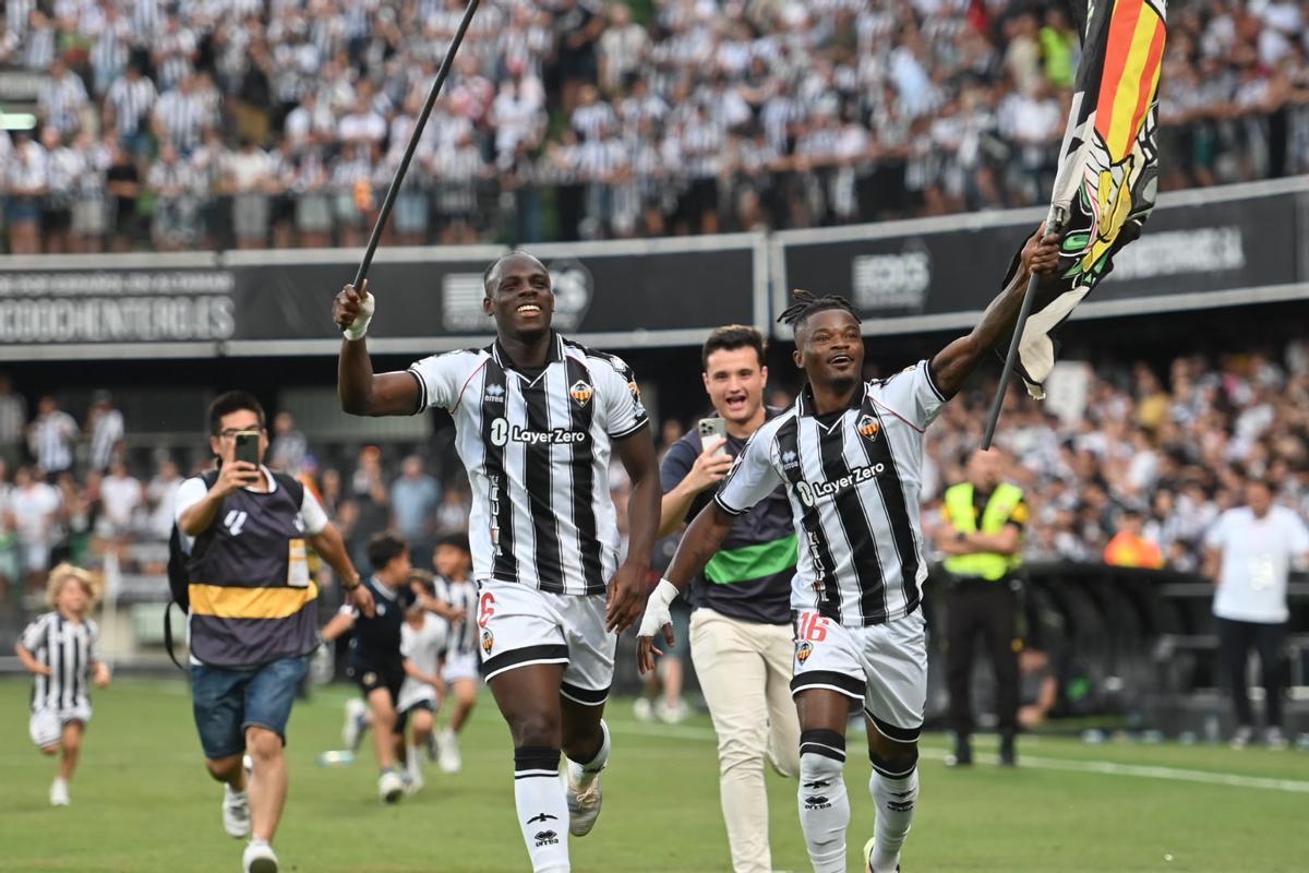 Doué y Cipenga celebrando el pase al 'play-off'.