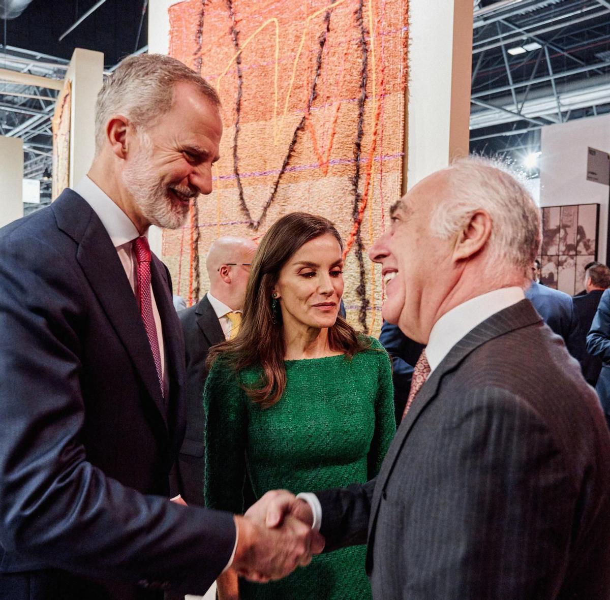 El Rey estrecha la mano del director deneral de Fundación Ibercaja, José Luis Rodrigo, en presencia de la Reina, este jueves en Arco.