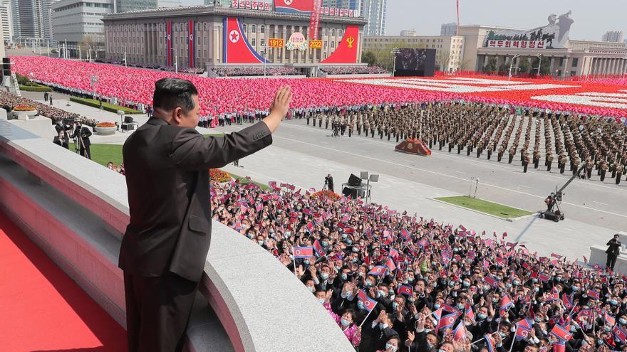 Multitudinario desfile civil en Corea del Norte por el 110º aniversario de Kim Il-sung