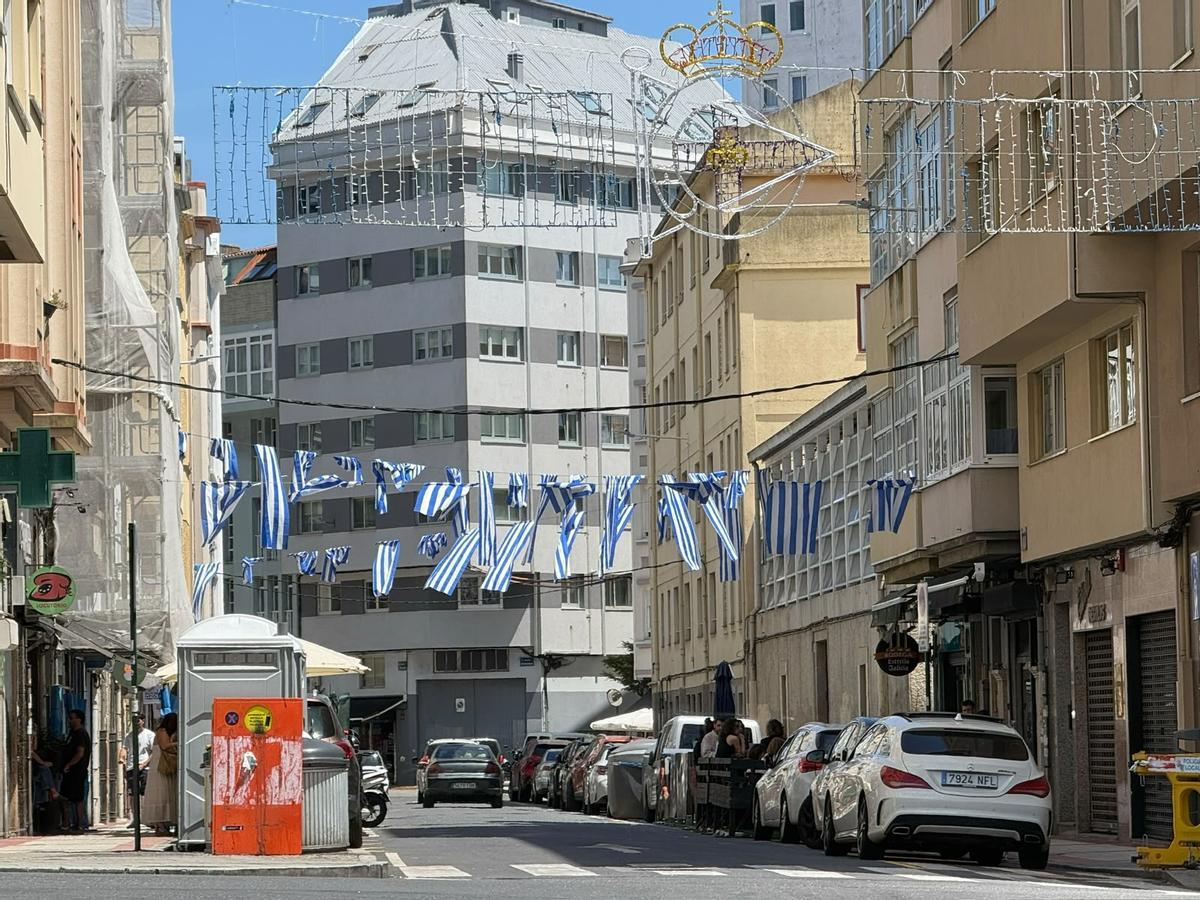 La Calle San Juan, engalanada para la fiesta